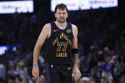 Karena Cedera, LA Lakers Terancam Kehilangan Luka Doncic Jelang Playoff NBA 2026