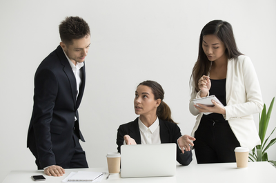 Kepribadian Kamu Bisa Terbaca dari Cara Kamu Ambil Keputusan di Kantor! Kamu yang Mana?
