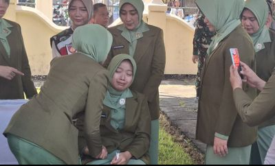 Kopda Anumerta Farizal Dimakamkan di TMP Giripeni Kulon Progo Secara Militer, Istri Tak Kuasa Menahan Tangis