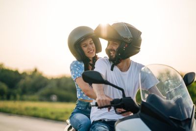 5 Arti Mimpi Dibonceng Pacar Naik Motor Menurut Psikologi, Pertanda Apa?