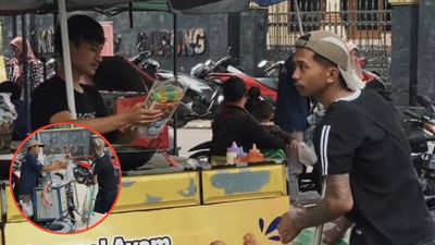 Aksi Pria Disabilitas Bagikan Makanan dan Sembako ke Masyarakat Ini Sentuh Hati Warganet