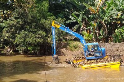 Pemkot Jaksel Keruk 36 Ribu Kubik Lumpur Kali Pesanggrahan Demi Cegah Banjir di Bintaro