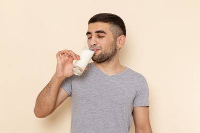 4 Pilihan Susu Kambing Etawa untuk Mengatasi Asam Urat pada Anak Muda