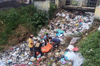 Pria 57 Tahun Ditemukan Tak Bernyawa di Sungai Garut, Polisi Lakukan Olah TKP