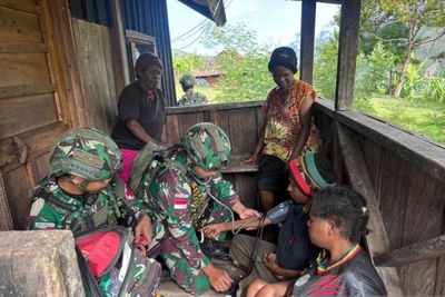 Bukan Cuma Jaga Perbatasan, Prajurit TNI Juga Beri Layanan Kesehatan Warga di Puncak Jaya