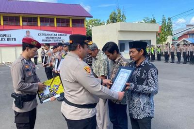 Warga dan Polisi Selayar Diganjar Penghargaan Usai Temukan Puluhan Paket Kokain