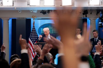 Pede Banget, Donald Trump Klaim Bisa Hancurkan Iran dalam Semalam