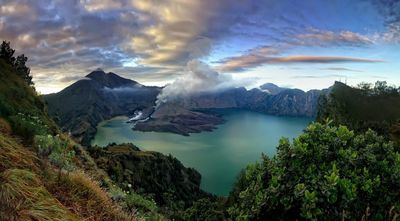 Indahnya Gunung Rinjani, Surga Dunia yang Bikin Turis Mancanegara Terpesona