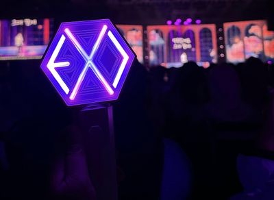 Lightstick K-Pop: Sejarah, Fungsi dan Makna di Balik Cahayanya