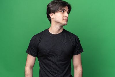 6 Cara Pilih Kaos Cowok Biar Fit di Badan, Auto Lebih Keren!