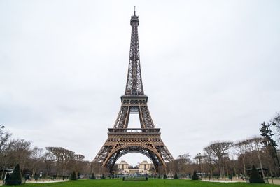 Tangga Spiral Asli Menara Eiffel Siap Dilelang, Segini Harganya