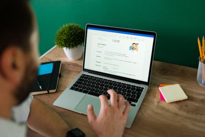 6 Cara Buat CV Menonjol di Tengah Banyak Pelamar, agar Cepat Dilirik HRD!