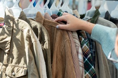 7 Cara Cuci Baju Thrifting Agar Bersih Total dan Nggak Bau Apek Lagi