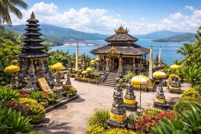 Mengintip Keindahan Pura Dengan Panorama Laut dan Simbol Toleransi di Tanah Papua