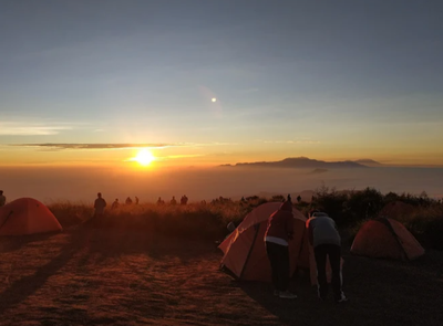 Mengejar Sunrise dan Sunset di Puncak B29, Surga Tertinggi di Malang yang Bikin Lupa Pulang