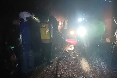 Longsor Tutup Jalur Garut–Pameungpeuk, Petugas Lakukan Penanganan