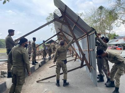 Tegas! Satpol PP Aceh Besar Bongkar Pondok Pedagang di Blang Bintang