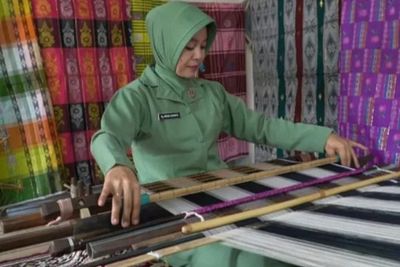 Dari Sengkang ke Panggung Nasional, Tenun Sutera Karya Istri TNI Wajo Siap Tampil di Balai Kartini