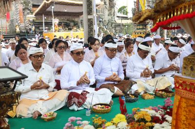 Pemkot Denpasar Laksanakan Bhakti Penganyar di Pura Ulun Danu Batur