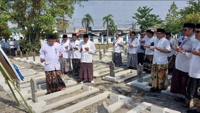 Wali Kota Aaf Bersama Ketua TP PKK dan Jajarannya Lakukan Ziarah Ke Makam Pemimpin Daerah Terdahulu