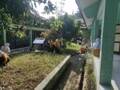 SMP Negeri 7 Kota Pekalongan Gelar Kegiatan Bersih-bersih Lingkungan dalam Rangka Peringatan HUT Ke-120 Pekalongan