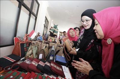 Dekranasda dan Ipemi Jateng Gelar Bazar UMKM, Nawal Yasin Borong Produk Pesisir