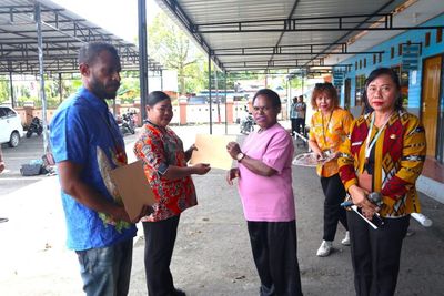 Kepala BKPSDM Serahkan 70 SK PNS Papua Tengah: Harus Disiplin Kerja dan Selalu Tepat Waktu