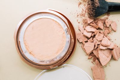 Tips Memilih Bedak Padat agar Makeup Awet Seharian, Simpel Banget!