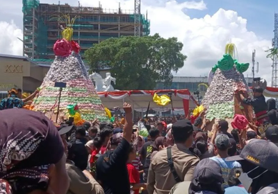 Ribuan Warga Meriahkan Gerebek Getuk di Alun-Alun Magelang, 17 Kelurahan Bawa Gunungan