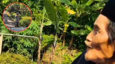 Tak Sengaja Bertemu, Bapak Ini Menangis Peluk Sahabat Lama Saat Ziarah