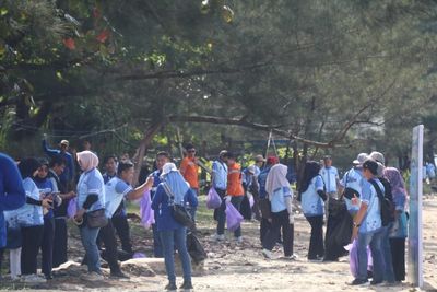 Edukasi Pemilahan Sampah DKP Kalsel: Ajak Siswa MTs Syarif Ali Jaga Pesisir Angsana