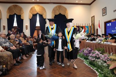 Kompak! Pasutri Dosen FMIPA UGM Dikukuhkan Bersama Sebagai Guru Besar