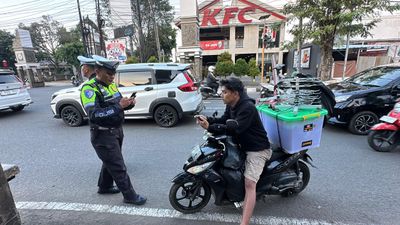 Satlantas Polres Purwakarta Rutin Tindak Pelanggar Lalu Lintas dengan ETLE Handheld