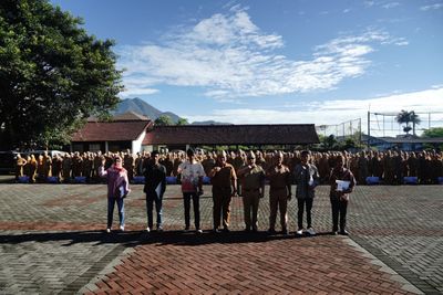 Bupati Garut Serahkan 4.400 Polis Asuransi Mikro untuk Petani