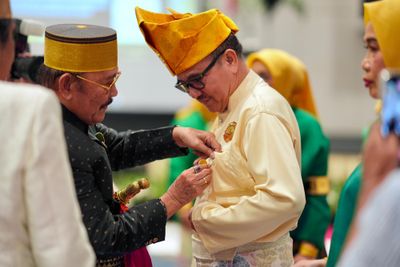 Sekda Sulsel Terima Pin Kehormatan di HUT Majelis Keturunan To Manurung, Dorong Pelestarian Budaya