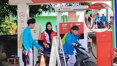 Aksi Unik Dua Cowok saat Isi Bensin di SPBU, Jok Beat Hitam Langsung Dilepas dan Dibuang ke Tanah