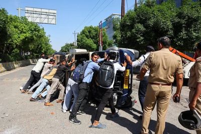 Gas Air Mata Ditembakkan ke Buruh India yang Tuntut Kenaikan Upah