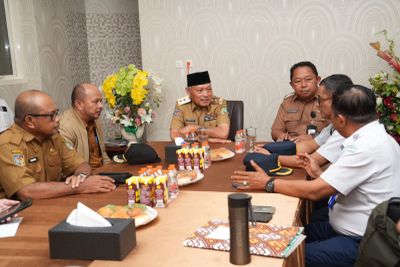 TERNATE - Wakil Gubernur Maluku Utara, H. Sarbin Sehe, memimpin Rapat Koordinasi (Rakor) Tindak Lanjut Penanganan Pasca-Gempa di Kecamatan Batang Dua.