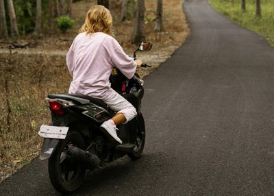 5 Cara Aman Bawa Motor Matic di Jalan Turunan