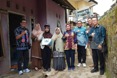 Haru! Rektor Unila Turun Langsung ke Rumah Calon Mahasiswa Penerima KIP Kuliah