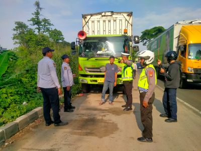 Cegah Kemacetan Pagi Hari, Polisi Lakukan Penertiban Lalu Lintas di Neglasari