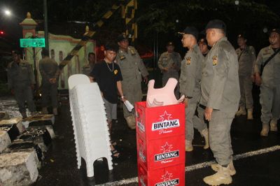 Satpol PP Kota Jogja Kembali Tertibkan Street Coffee di Jembatan Kewek, Belasan Alat Dagang Disita