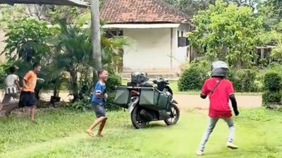 Kurir Ini Lupa Antar Paket karena Asyik Main dengan Anak-anak, Jadi Perbincangan di Medsos