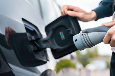 Insentif Mobil dan Motor Listrik Ditunda Sebulan Lagi, Kenapa?