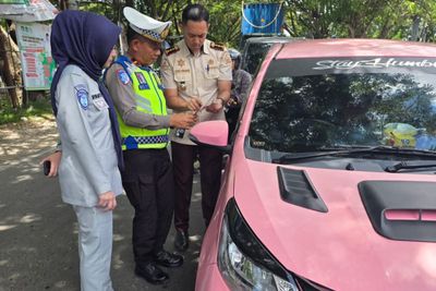 Satlantas Polres Bone Tertibkan Pajak Kendaraan di Jalan Poros Bone-Sinjai