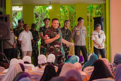 Pangdam Pattimura Instruksi Prajurit Bantu Bangun Rumah Warga Desa Sibenpopo-Banemo