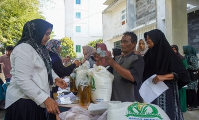 Ribuan Warga Banda Aceh Dapat Beras dan Minyak Gratis