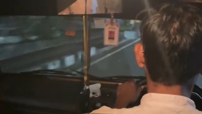 Pulang Naik Angkot, Wanita ini Menangis Menyaksikan Sopir Membawa Anak Perempuannya yang Tertidur