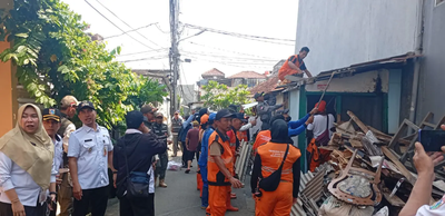 Tindak Lanjuti Laporan Warga, 80 Personel Gabungan Bongkar Bangunan Liar di Kelurahan Gedong Jaktim