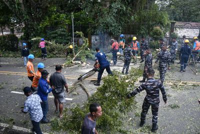Jaga Keamanan Masyarakat Pengguna Jalan, Kodaeral lX Bantu Pruning Pohon di Jalan Piere Tendean Ambon